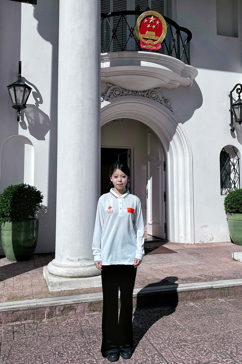 张宇婷在中国驻乌拉圭大使馆前留影_副本.jpg