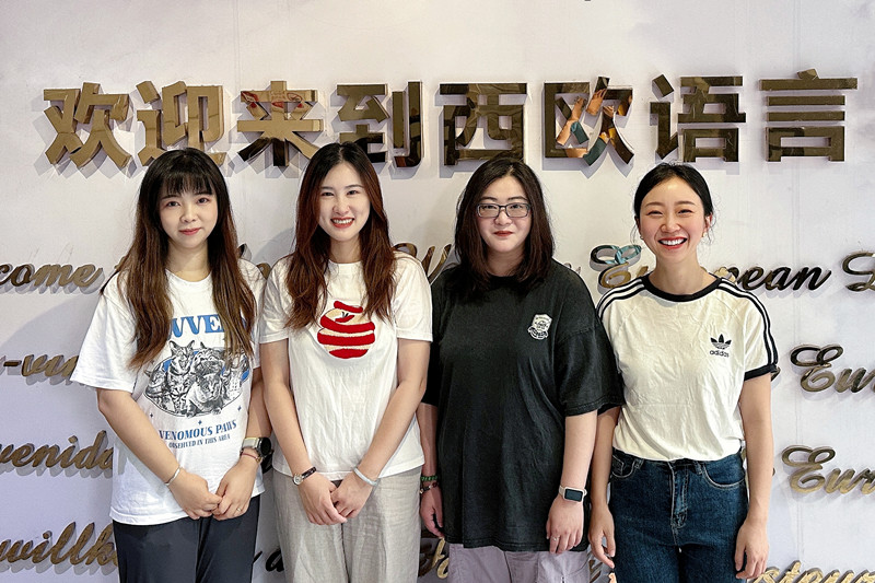 2025年6月16日，华亿体育app西欧语言华亿体育app意大利语专业叶萌教师团队（成员：顾茜 刘雨蒙 毛宏）凭借参赛课程《跨境电商意大利语》荣获第五届四川省高校教师教学创新大赛产教融合组三等奖 图片从左至右 叶萌 顾茜 刘雨濛 谭清月_副本.jpg