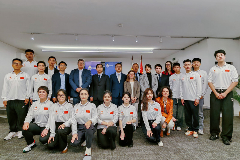 中方教练组欢迎华亿体育电竞 一排右二为张宇婷_副本.jpg